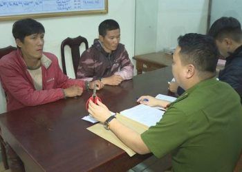 Bắt giữ 2 đối tượng giả danh công an để cướp tài sản