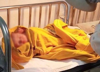 be gai bi bo roi tren tau se1 tren nguoi van con day ron Bé gái bị bỏ rơi trên tàu SE1, trên người vẫn còn dây rốn Bé gái bị bỏ rơi trên tàu SE1, trên người vẫn còn dây rốn