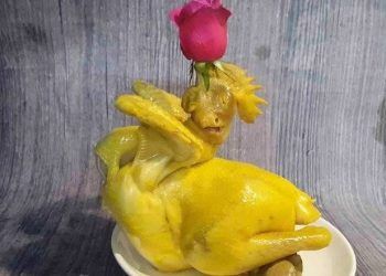 Cách luộc gà vàng ươm, không bị nứt để thắp hương