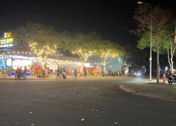 clip 2 nhom hon chien trong quan nhau 3 nguoi bi thuong CLIP: 2 nhóm hỗn chiến trong quán nhậu làm 3 người bị thương ở Đồng Nai CLIP: 2 nhóm hỗn chiến trong quán nhậu, 3 người bị thương