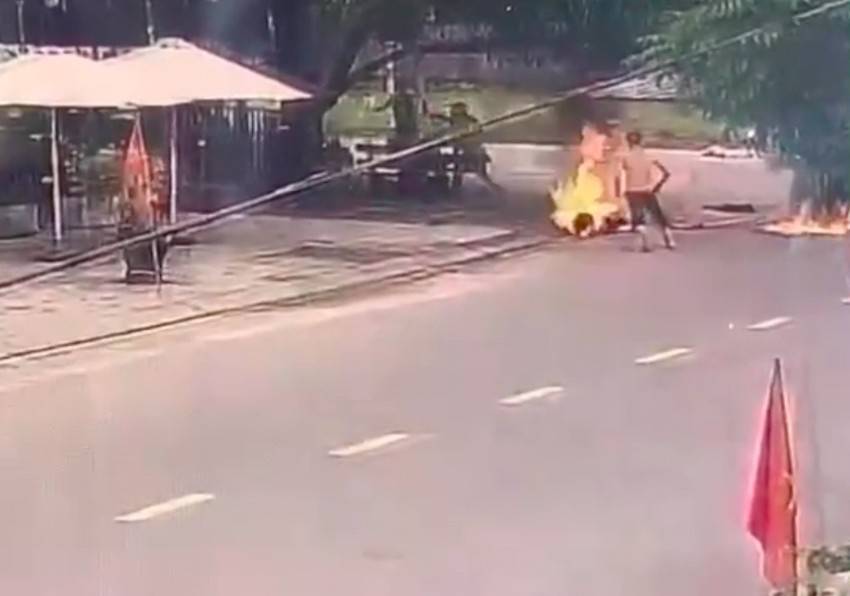 CLIP: Tưới xăng đốt người giữa đường vì ghen tuông ở Quảng Nam