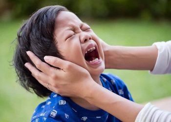 Có một hành động của mẹ tưởng yêu thương nhưng thực ra đang hại con: Gia đình có con trai càng nên cẩn thận