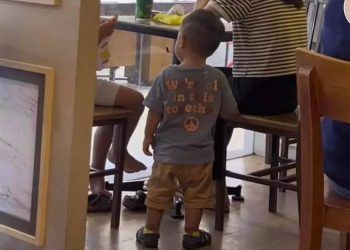 con dung nhom mom me dang clip trach nguoi la ai ngo bi nem da Con đứng nhìn người lạ ăn ngon lành, mẹ đăng clip trách móc nhưng bị cư dân mạng "ném đá" Con đứng 'nhòm mồm', mẹ đăng clip trách người lạ ai ngờ bị 'ném đá'