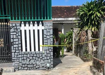 con gai phat hien bo chet trong tu the treo co me nam trong tu quan ao Phú Yên: 2 vợ chồng cùng tử vong trong nhà nghi do thường xuyên mâu thuẫn Con gái phát hiện bố chết trong tư thế treo cổ, mẹ nằm trong tủ quần áo