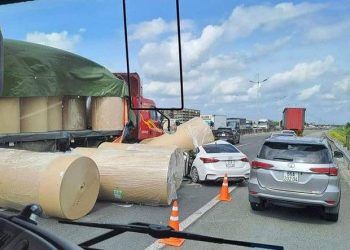 cuon giay khong lo tren xe dau keo roi de bep dum xe con 3 nguoi bi thu Cuộn giấy “khổng lồ” trên xe đầu kéo rơi đè bẹp dúm xe con khiến 3 người bị thương Cuộn giấy “khổng lồ” trên xe đầu kéo rơi đè bẹp dúm xe con, 3 người bị thương trên cao tốc TP.HCM – Trung Lương
