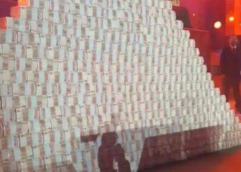 Đạt doanh thu kỷ lục, công ty xếp 'núi' tiền thưởng cho nhân viên đếm 'mệt nghỉ'