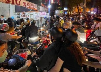 Đón giao thừa ở TP.HCM, khách bị "chém" 100.000 đồng/xe máy