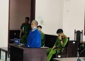 Ghen tuông, câu điện vào cổng nhà tình địch