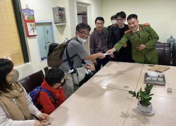 gia dinh khach nhat nhan lai duoc tien bi taxi du chat chem tai noi bai Trao trả số tiền taxi dù "chặt chém" tại Nội Bài cho gia đình du khách Nhật Gia đình khách Nhật nhận lại được tiền bị taxi dù "chặt chém" tại Nội Bài