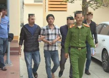 Giết người yêu trong nhà nghỉ bằng sợi dậy sạc điện thoại