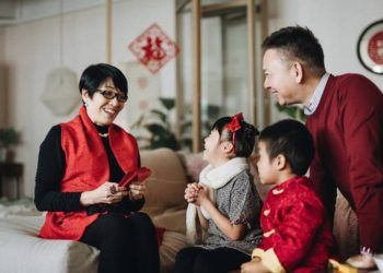 Giữ tiền lì xì của con không trả, phụ huynh bị kiện