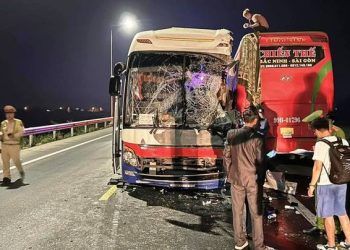 Hai xe khách va chạm khiến 27 người thương vong
