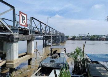 Khẩn trương tìm kiếm tài xế mất tích khi cứu bé trai ngã xuống sông