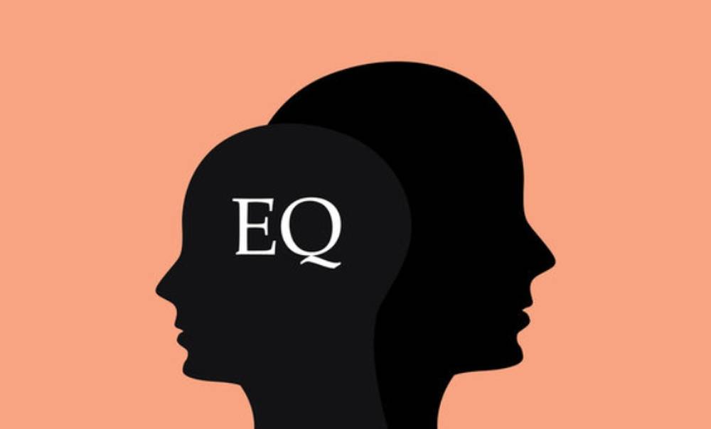 Khi bị sếp mắng, người EQ thấp bỏ đi hoặc đáp trả, người EQ cao có hành động bất ngờ