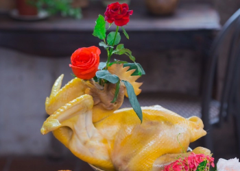 Mẹo luộc gà cánh tiên da vàng ươm, căng bóng làm cỗ Tết