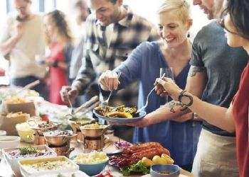 Một bữa ăn nhìn rõ người EQ cao: Ai thường xuyên làm 3 hành động này xứng đáng kết giao lâu dài