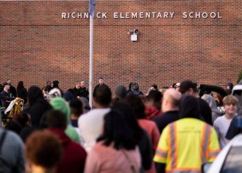 nghi pham no sung o truong tieu hoc my chi 6 tuoi Cậu bé 6 tuổi dùng súng bắn giáo viên sau cuộc tranh cãi Nghi phạm nổ súng ở trường tiểu học Mỹ chỉ... 6 tuổi