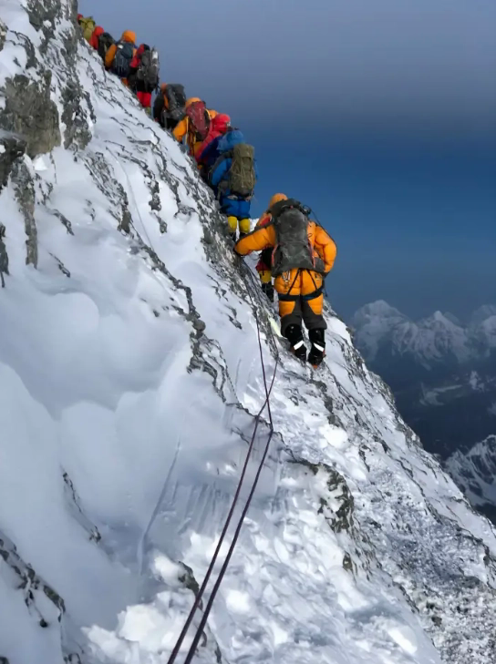 nghia dia trang tren dinh everest mao hiem mang song de chinh phuc noc nha the gi 1 Mạo hiểm mạng sống để chinh phục đỉnh Everest, nhiều nhà leo núi chẳng thể tìm được đường về nhà