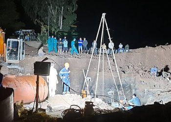 Nỗ lực cứu bé trai 10 tuổi rơi xuống trụ bêtông sâu 35m