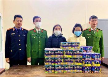 nu can bo huyen bi khoi to vi buon phao lau Nữ cán bộ huyện bị khởi tố vì buôn pháo lậu Nữ cán bộ huyện bị khởi tố vì buôn pháo lậu