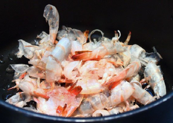 Phần lớn mọi người đều mắc các sai lầm này khi ăn tôm