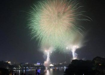 Pháo hoa rực rỡ bầu trời chào đón năm mới Quý Mão 2023