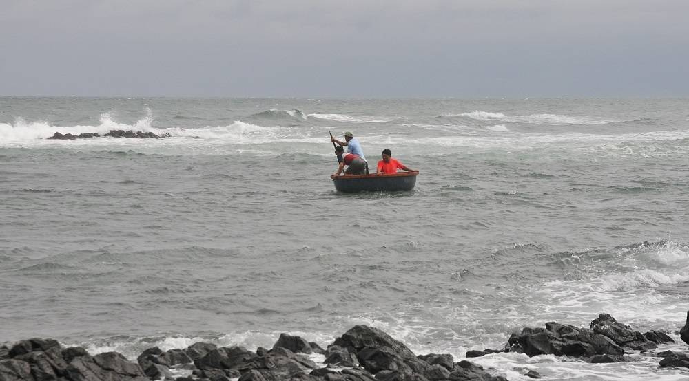Quảng Ngãi: Đi hái rong mứt kiếm tiền tiêu Tết, 2 vợ chồng rơi xuống biển