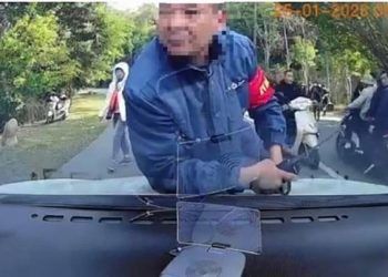 Quảng Ninh: Nhân viên bảo vệ nhảy lên nắp ca pô xe của du khách ở Yên Tử