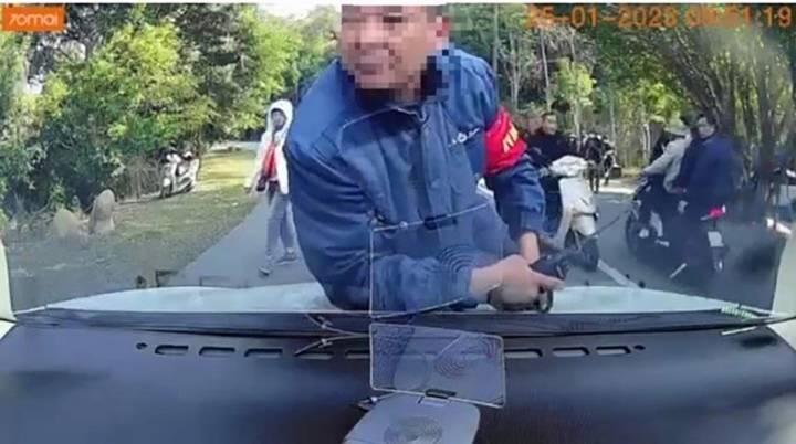 Quảng Ninh: Nhân viên bảo vệ nhảy lên nắp ca pô xe của du khách ở Yên Tử