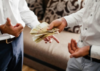 Sếp mượn tiền quên trả, bạn có chủ động đòi không? Cô gái thảo mai vừa dứt lời bị loại, chàng trai trả lời tinh tế được nhận ngay