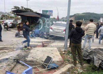 tai xe bat ngo ro ga lao thang xe taxi vao 5 nguoi dang suoi am ven duong Tài xế ô tô rồ ga lao thẳng vào 5 người đang sưởi ấm trên vỉa hè Tài xế bất ngờ rồ ga lao thẳng xe taxi vào 5 người đang sưởi ấm ven đường