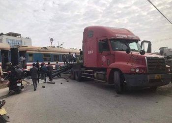 tai xe xe dau keo roi khoi hien truong sau vu va cham voi tau khach se5 tai thu CLIP: Va chạm giữa tàu hỏa và xe đầu kéo tại Thường Tín, Hà Nội Tài xế xe đầu kéo rời khỏi hiện trường sau vụ va chạm với tàu khách SE5 tại Thường Tín