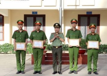 vu cuu be gai roi xuong ho coc nhoi be tong sau 15m tang bang khen cho doi cuu h Đồng Nai: Tặng bằng khen cho đội cứu hộ bé gái rơi xuống hố cọc nhồi bê tông sâu 15m Vụ cứu bé gái rơi xuống hố cọc nhồi bê tông sâu 15m: Tặng bằng khen cho đội cứu hộ