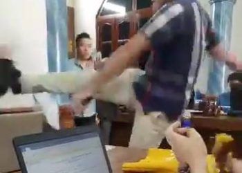 Clip nguoi dan ong da thang vao mat nu truong phong cong chung o Ha Long frame at 0m37s Clip người đàn ông đá thẳng vào mặt nữ trưởng phòng công chứng ở Hạ Long Clip người đàn ông đá thẳng vào mặt nữ trưởng phòng công chứng ở Hạ Long