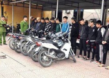 bat nhom tuoi teen danh nguoi di duong de cuop xe may Bắt nhóm 'tuổi teen' mang dao, kiếm tấn công người đi đường để cướp xe máy Bắt nhóm 'tuổi teen' đánh người đi đường để cướp xe máy