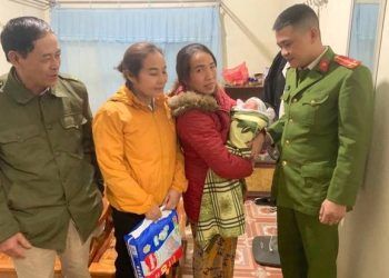 Bé gái sơ sinh bị bỏ rơi trong đêm lạnh cùng lá thư "con của mẹ, xin lỗi"