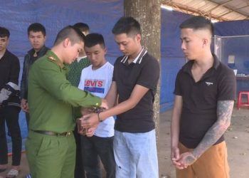 buc tuc chuyen vuot xe nhom thanh nien dung xeng danh nguoi guc tai cho Bực tức chuyện vượt xe, nhóm thanh niên dùng xẻng đánh người gục tại chỗ Bực tức chuyện vượt xe, nhóm thanh niên dùng xẻng đánh người gục tại chỗ