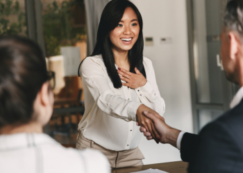 cau hoi phong van neu bi dong nghiep noi xau ban se lam gi co gai co c Câu hỏi tuyển dụng: "Nếu bị đồng nghiệp nói xấu, bạn sẽ làm gì?" Câu hỏi phỏng vấn: "Nếu bị đồng nghiệp nói xấu, bạn sẽ làm gì?", cô gái có câu trả lời khiến ban tuyển dụng ngỡ ngàng