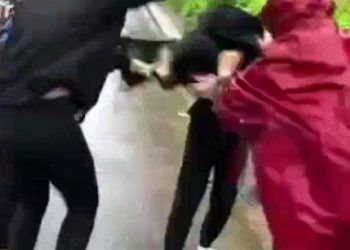 clip 2 nu sinh lop 12 tham gia danh hoi dong mot phu nu nhap vien CLIP: 2 nữ sinh lớp 12 đánh dã man một phụ nữ tới nhập viện CLIP: 2 nữ sinh lớp 12 tham gia đánh "hội đồng" một phụ nữ nhập viện