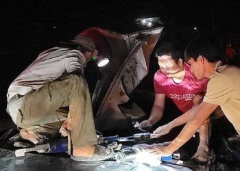 CLIP: Một giờ chật vật tìm cách đưa thi thể hai cha con mắc kẹt trong xe ra ngoài