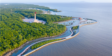 Địa phương nào trên đất liền Việt Nam ngắm được mặt trời mọc từ mặt biển Đông và lặn xuống mặt biển Tây?