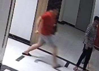 Đuổi chó thả rông bảo vệ con, bố bị chủ chó đấm 'nát mặt'