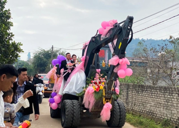 man ruoc dau bang may muc doc la gay bao mang cua chu re nghe an Màn rước dâu bằng máy múc độc lạ gây bão mạng của chú rể Nghệ An Màn rước dâu bằng máy múc độc lạ gây bão mạng của chú rể Nghệ An