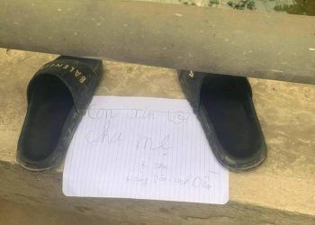 nam sinh de lai dep va giay xin loi tren cau roi di choi khien ca tram nguoi h Nghệ An: Nam sinh để lại dép và giấy xin lỗi trên cầu rồi... đi chơi khiến cả trăm người tá hỏa tìm kiếm Nam sinh để lại dép và giấy xin lỗi trên cầu rồi... đi chơi khiến cả trăm người hốt hoảng tìm kiếm