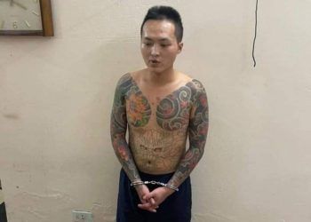 Nghĩ bị nhìn đểu, nam thanh niên xăm trổ cầm 2 con dao tới nhà đâm bác ruột tử vong