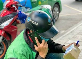 Nhân viên chuyển phát nhanh thu tiền của khách rồi mang trả nợ lô đề