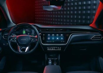 Ô tô điện sẽ thế nào nếu tài xế vô tình chuyển xe về P khi đang chạy?