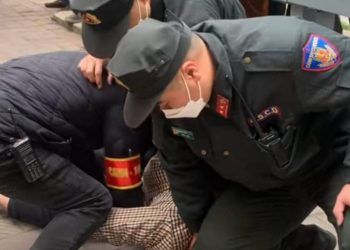 Tài xế đá vào mặt cảnh sát khi bị yêu cầu kiểm tra nồng độ cồn