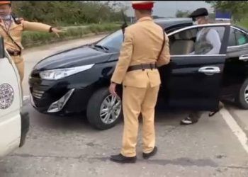 Tài xế trốn kiểm tra nồng độ cồn, hất CSGT lên nắp capo, gây tai nạn tại Vĩnh Phúc