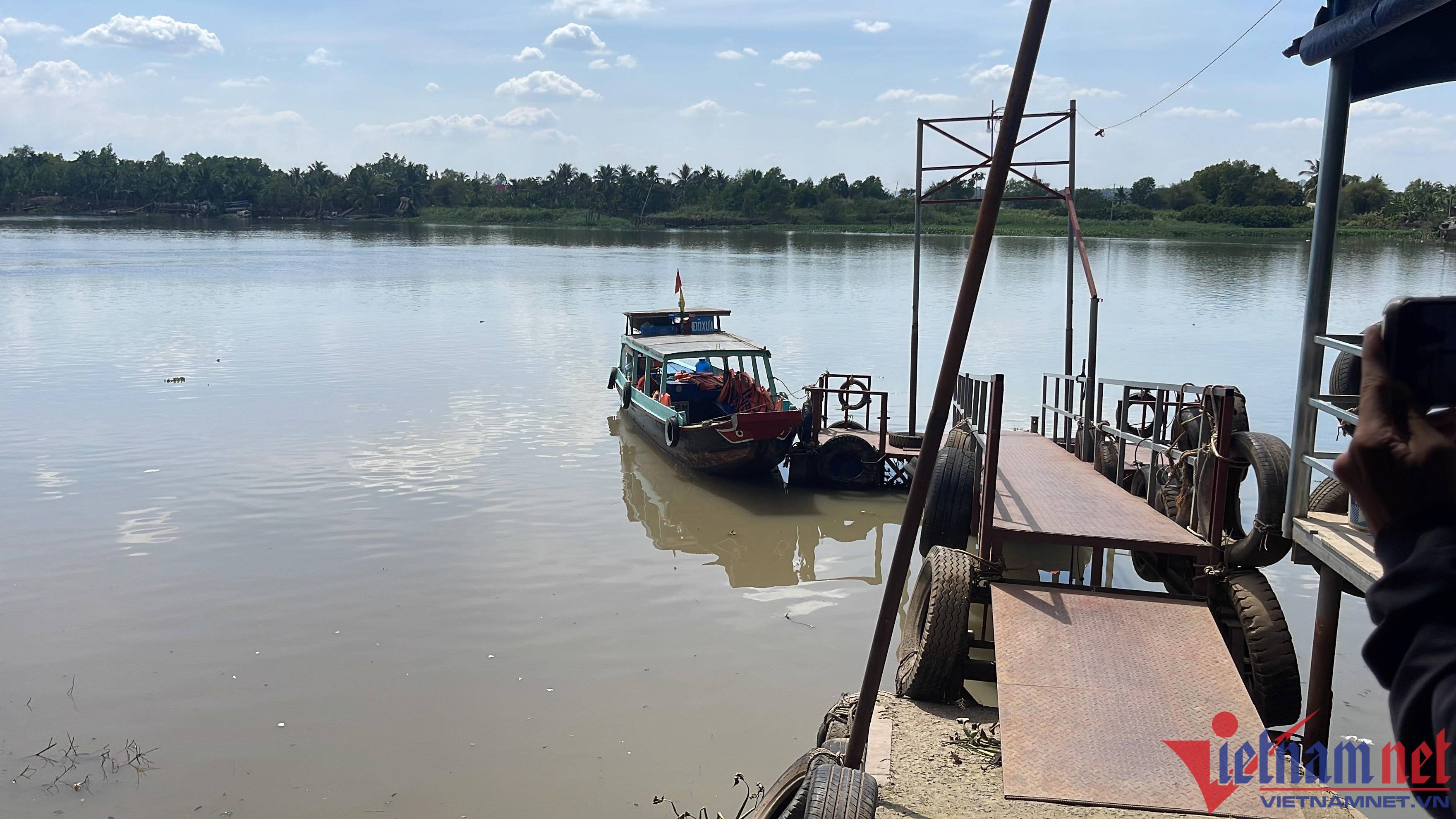 Thuyền lật trên sông Đồng Nai không được cấp phép chở khách